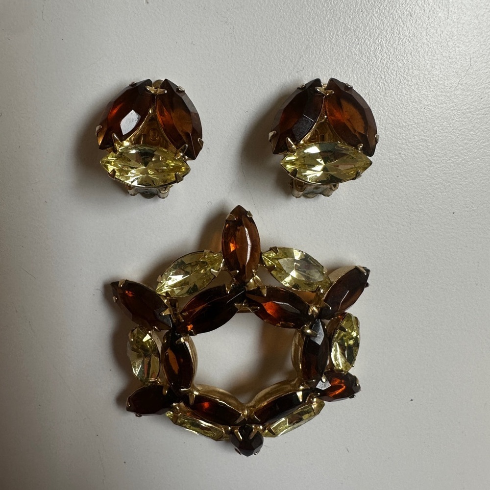 Vintage yellow and root beer rhinestone brooch set - Picture 4 of 7
